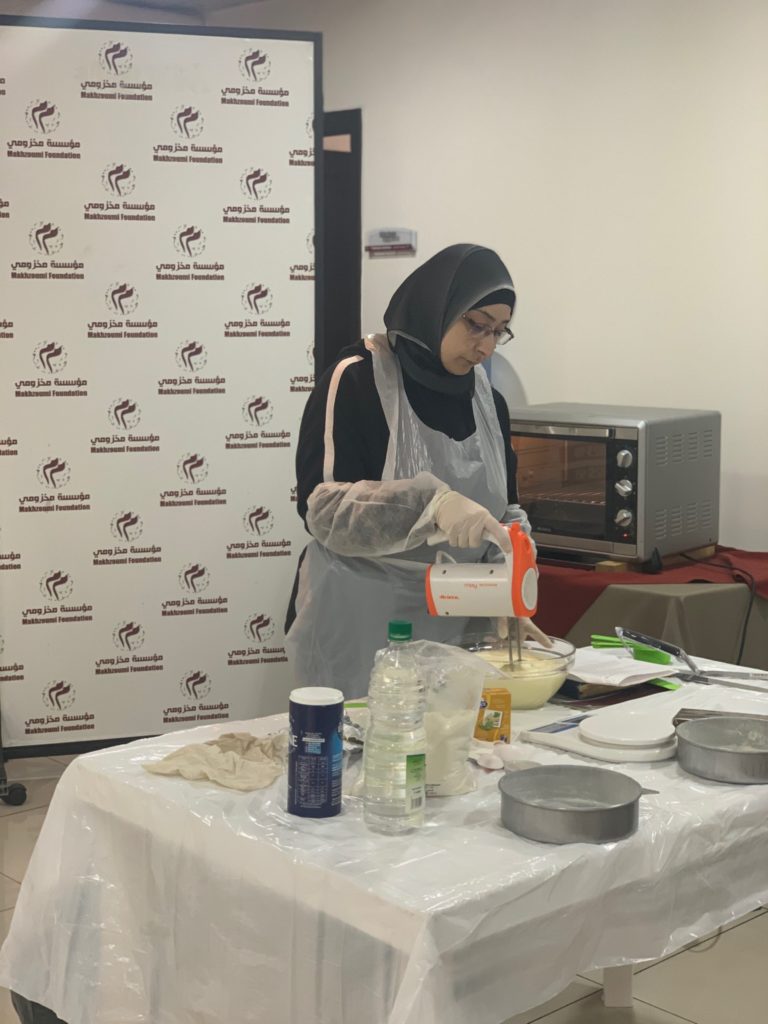 [:en]Cake with Sugar-paste Workshop... Sweet!! [:ar]كيك مع عجينة السكر ... لذيذ!![:]
