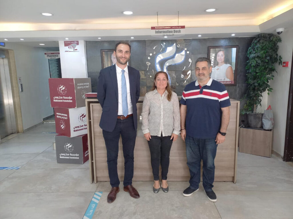 [:en]Tim Stone Visits Makhzoumi Foundation[:ar]تيم ستون يزور مؤسسة مخزومي[:]