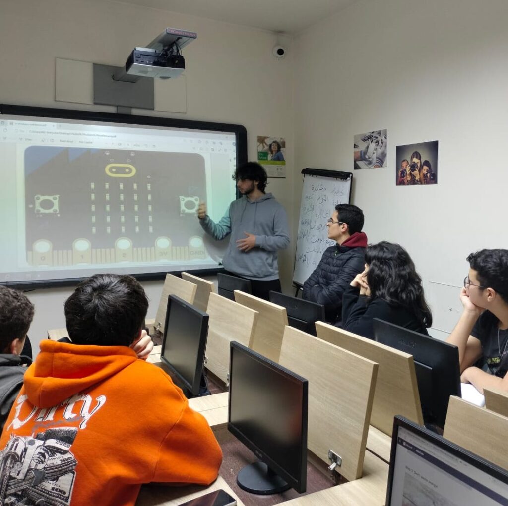 [:en]Micro: Bit Coding Project[:ar]مشروع ترميز المايكرو:بت  (Micro: Bit Coding)[:]