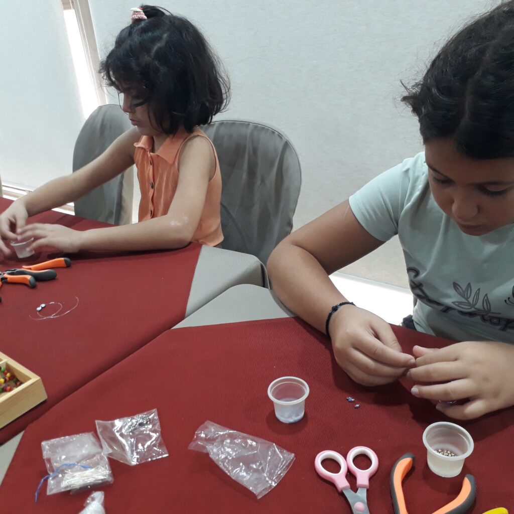 [:en]Beaded Bracelets Workshop[:ar]ورشة عمل حول أساور الخرز[:]