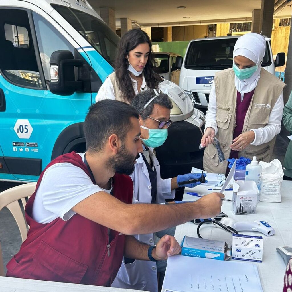 [:en]The Mobile Clinic and the Medical team Visit Shelters [:ar]العيادة النقالة والفريق الطبي يزورون مراكز الإيواء[:]